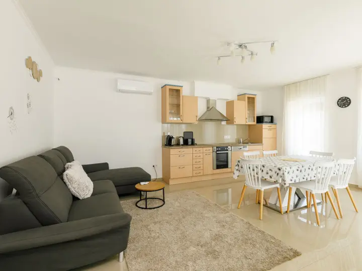 Az Ősz apartman nappalija és konyhája